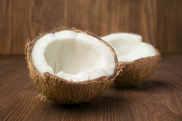 Two halves of a coconut - Фото, зображення