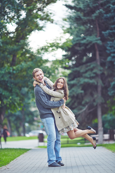Guy y su novia en el parque
 - Foto, imagen
