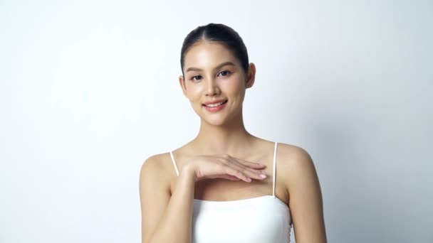 Hermosa mujer asiática joven con piel limpia y fresca sobre fondo blanco, Cuidado de la cara, Tratamiento facial, Cosmetología, belleza y spa, Retrato de mujeres asiáticas - Imágenes, Vídeo