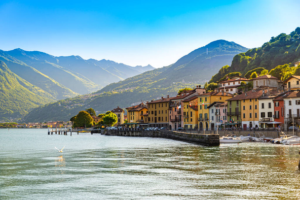 La città di Domaso, sul Lago di Como, in una giornata estiva. - Foto, immagini