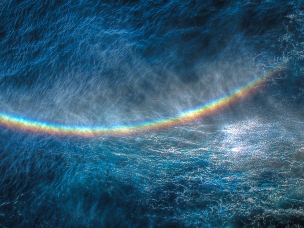 Arco iris sobre agua
 - Foto, Imagen