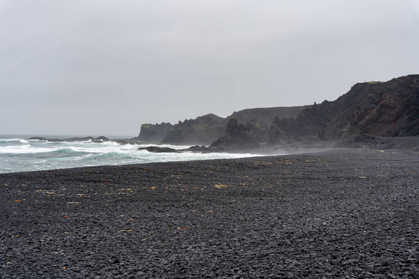Ondas de lavagem contra Djupalonssandur praia de areia preta na Islândia - Foto, Imagem