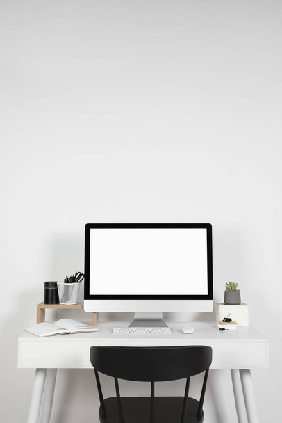 Przytulne miejsce pracy z laptopem, rośliną domową i papeterią na drewnianym biurku w domu - Zdjęcie, obraz