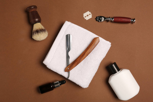 Set of men's shaving tools on brown background, flat lay - Foto, Imagem