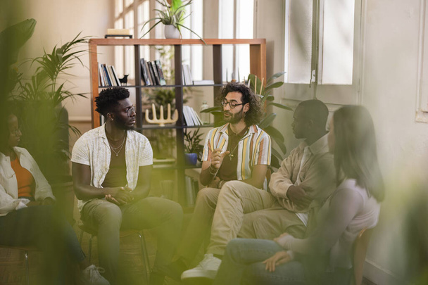 Gruppentherapie von multirassischen Jugendlichen im Klassenzimmer - Foto, Bild