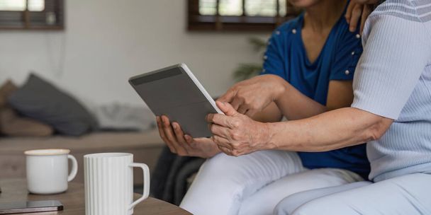 Senior vrouwelijke vriend met behulp van digitale tablet samen. - Foto, afbeelding