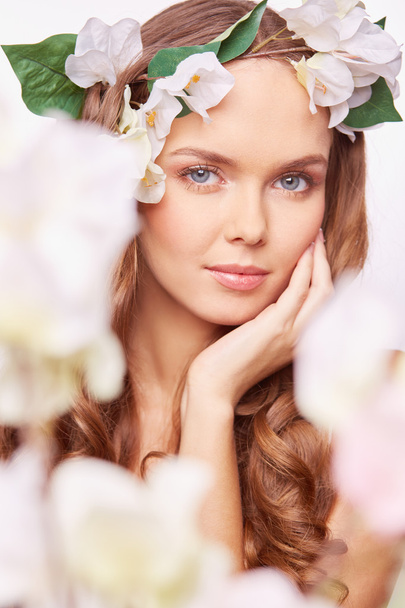 Mujer de primavera en corona floral
 - Foto, Imagen