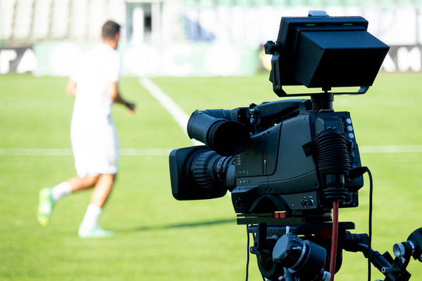 Телекамера на стадионе, трансляция во время футбольного матча, футбольный матч - Фото, изображение