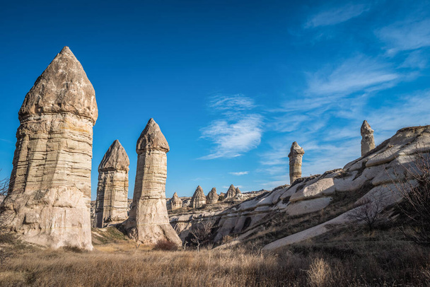 Kapadokya 'daki Aşk Vadisi. Goreme, Nevsehir 'deki popüler turistik bölge. - Fotoğraf, Görsel