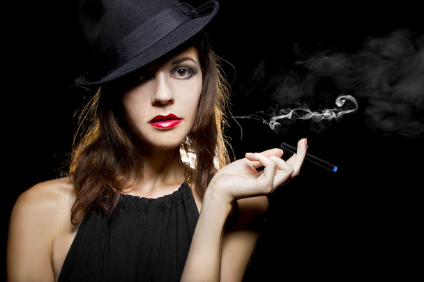 Nainen höyryssä sähköinen savuke
 - Valokuva, kuva