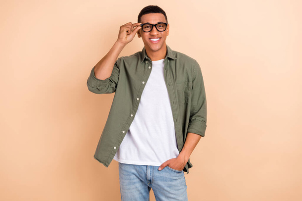 Ritratto di uomo intelligente positivo di successo denti sorriso mano toccare occhiali posa isolato su sfondo di colore beige. - Foto, immagini