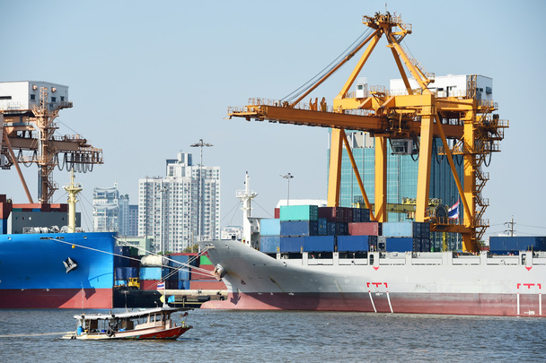 Container cargo freight ship with blue sky - Foto, Imagem