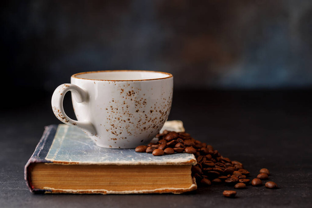 Caffè ricco in una tazza con fagioli tostati aromatici, una perfetta preparazione mattutina - Foto, immagini