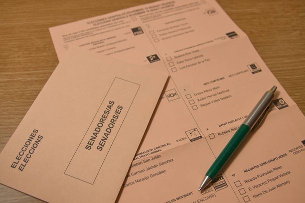 Głosowanie w kolorze sepii na wybór senatorów w hiszpańskich sądach wraz z długopisem i kopertą do głosowania - Zdjęcie, obraz