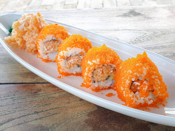 Objevte umění sushi, od klasických rolí až po kalifornské variace. Živé barvy a vynikající pokovování na dřevěném stole. Přijměte čerstvost japonské kuchyně. - Fotografie, Obrázek