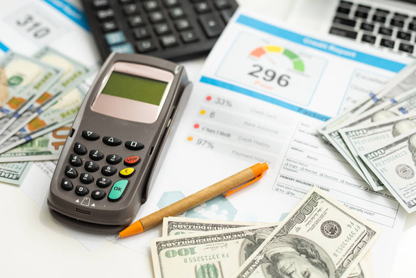 Relatório de pontuação de crédito pobre com caneta e calculadora. Foto de alta qualidade - Foto, Imagem