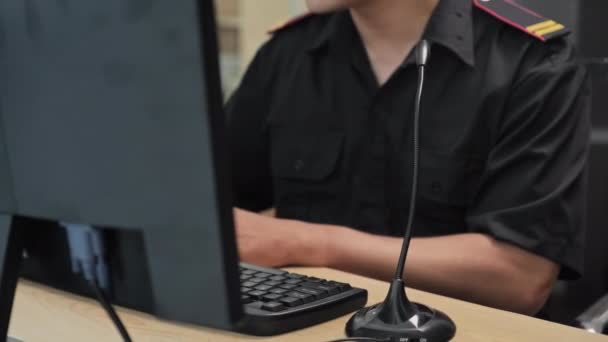 Λήψη στιγμιότυπου του φρουρού ασφαλείας να μιλάει στο μικρόφωνο ενώ βλέπει βίντεο από κάμερες παρακολούθησης - Πλάνα, βίντεο