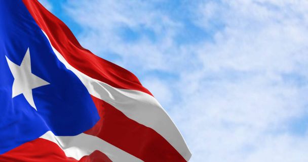 Bandera de Puerto Rico ondeando en el viento en un día despejado. Puerto Rico es una isla caribeña y territorio no incorporado de los Estados Unidos. 3d render ilustración. Tejido de aleteo - Foto, Imagen