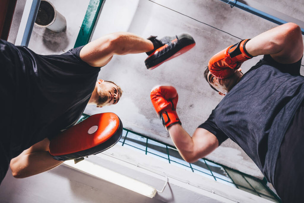 Nyrkkeilijät tekevät nyrkkeilyharjoittelua kuntosalilla, sparraavat ja taistelevat - Valokuva, kuva