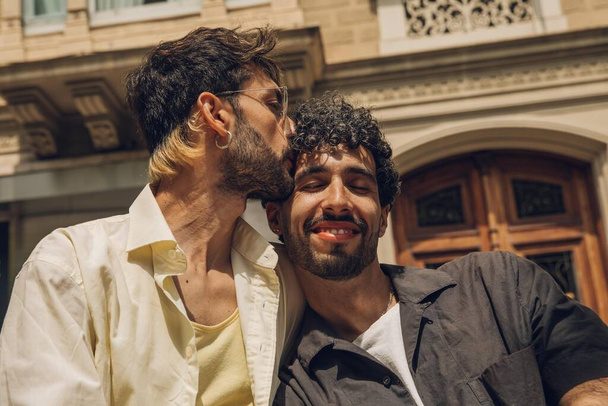 公園で抱き合っている幸せなゲイのカップル。LGBTゲイカップルのコンセプト. - 写真・画像