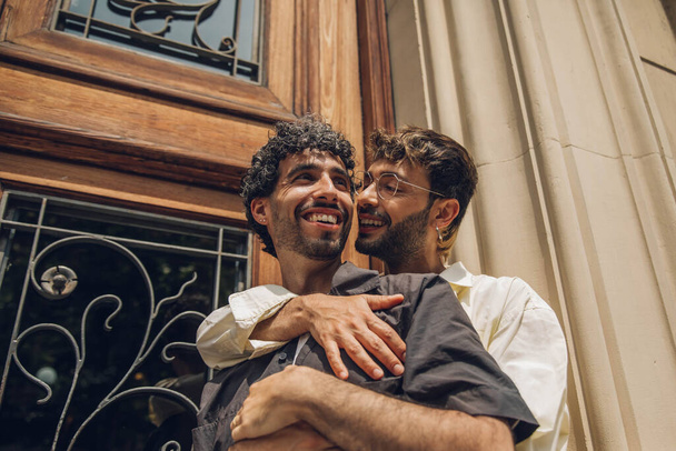 hombres pareja celebrando que están teniendo nuevo hogar - Foto, Imagen