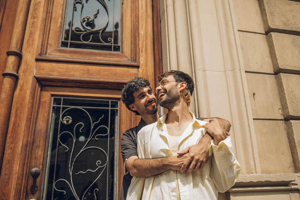 Männerpaar feiert sein neues Zuhause - Foto, Bild