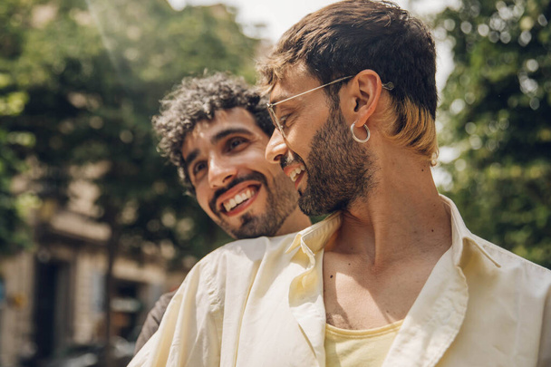 Glückliches schwules Paar beim Umarmen im Park. Homosexuelle Paare. - Foto, Bild