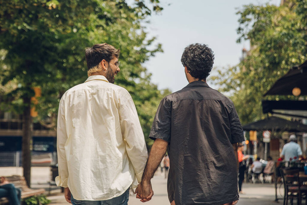 dos gay hombres pareja caminando besos y abrazos en la ciudad - Foto, imagen