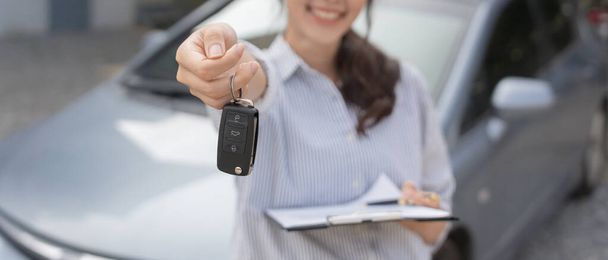 リース、レンタカー、販売、購入。ディーラーマネージャーは新しい所有者に車のキーを送信します。販売、融資信用金融、レンタカー、保険、賃貸、販売業者、ディーラー、割賦、介護事業 - 写真・画像