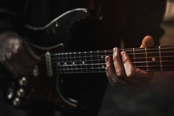 Чоловік з гітарою вібрує з музичної відеозйомки
 - Фото, зображення