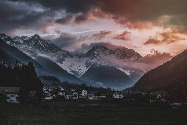 Vroege ochtend in de gemeente Antholz Niedertal in Rasen-Antholz, Zuid-Tirol, Italië - Foto, afbeelding