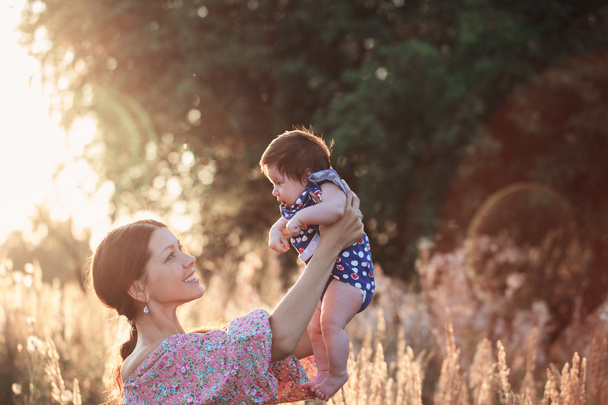 bebê com mãe ao ar livre
 - Foto, Imagem