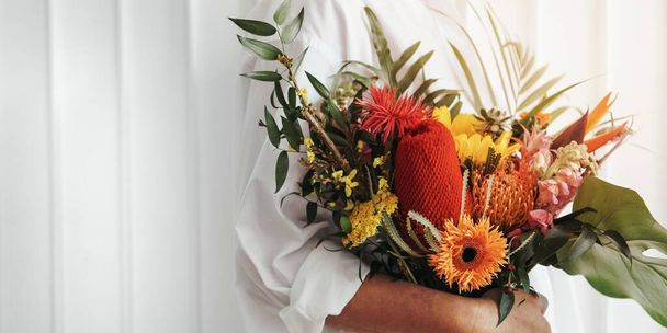 Donna che tiene un colorato bouquet tropicale - Foto, immagini
