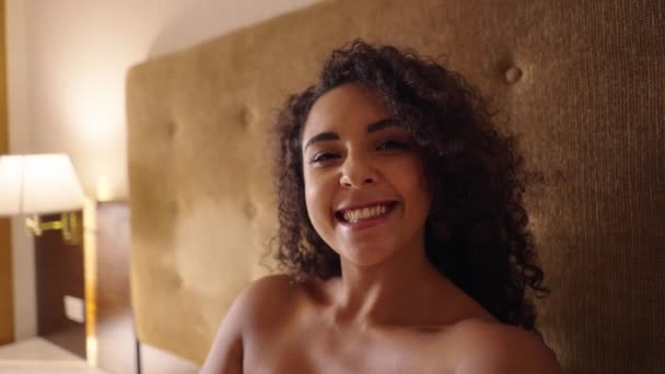 Kaunis nainen hymyilee kameralle koskettaa hiuksiaan - Body Positiivinen - Materiaali, video