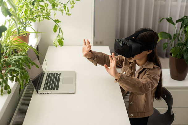 Cours virtuels. Cours de conduite. Cours de sciences. Technologie VR. écolière utilisant casque de réalité virtuelle. Casque de réalité virtuelle. Adolescente étudiante en classe. Jouer le jeu. Contourner les obstacles - Photo, image
