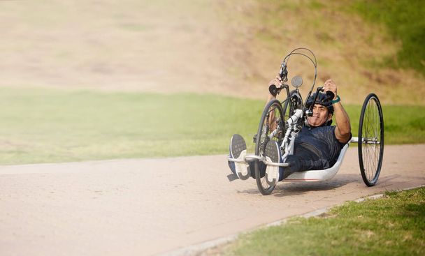 Radfahren, Natur und Geschwindigkeit, Menschen mit Behinderungen trainieren für den Wettkampf mit Motivation und Bewegung auf dem Fahrrad. Bewegung, Workout und Person auf schnellem Liegerad für Outdoor-Rennen, Raum und Attrappe - Foto, Bild