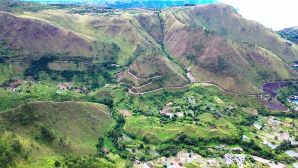 Rustige luchtfoto 's Vangt de schoonheid van een klein dorp gevestigd tussen de heuvels - Video
