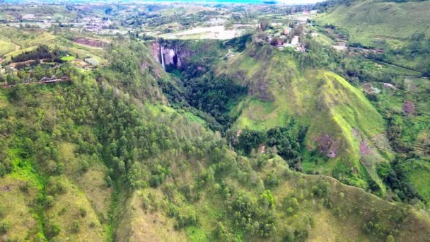 Boeiende luchtfoto 's Showcase een serene kleine dorp gevestigd tussen majestueuze heuvels - Video