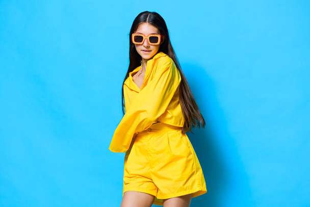atraktivní žena portrét výraz šťastný létačas žluté dlouhé sluneční brýle krásná zábava vlasy moderní životní styl emoce model móda módní stylový dívka mladá radost - Fotografie, Obrázek