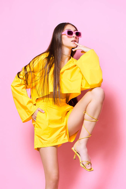 mulher alegria estilo moda gesto jovem engraçado menina pessoa roupa óculos de sol estilo de vida rosa atraente bonito penteado amarelo bonito na moda fundo elegante - Foto, Imagem