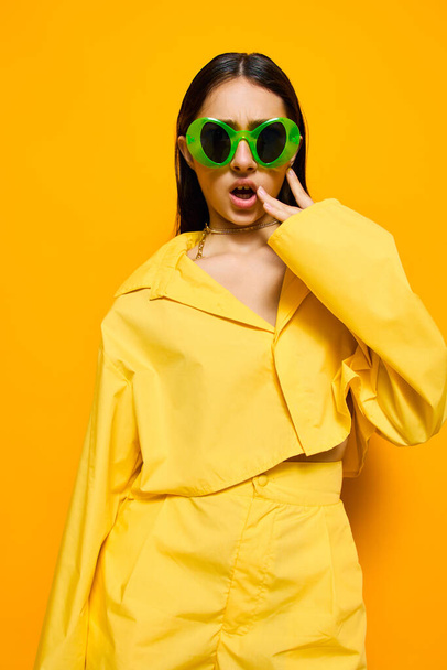 женщина выражение красоты стиль солнцезащитные очки привлекательные волосы молодые красивые смешные кавказские стильный человек долго девушка желтый летом модные эмоции стиль жизни мода прекрасный - Фото, изображение
