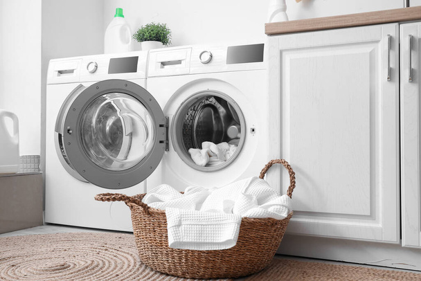 Modern mosógépek piszkos ruhákkal a mosókonyhában - Fotó, kép