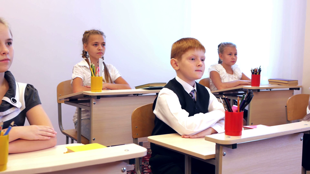 Kinder antworten während des Unterrichts - Filmmaterial, Video