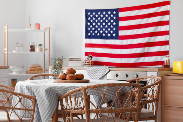 Amerika bayrağı ve lezzetli çörekleri masaya asılmış şık bir mutfak. - Fotoğraf, Görsel