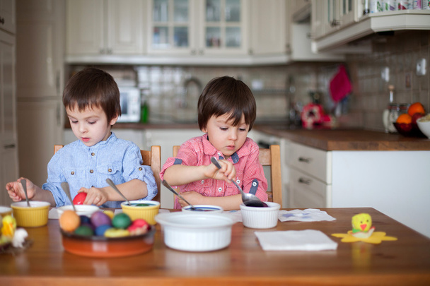 Two boys, coloring eggs for Easter - Foto, afbeelding