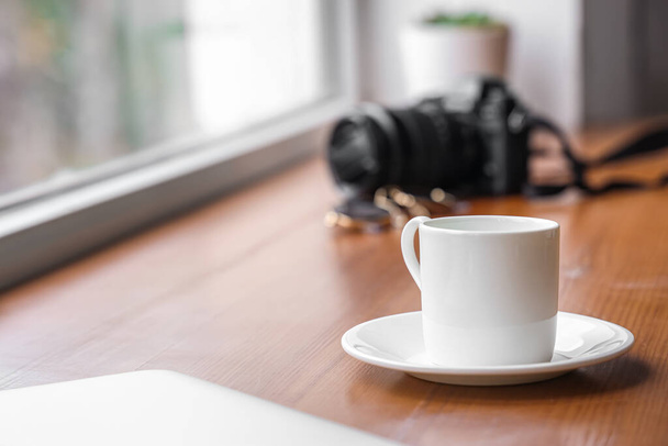 Saucer με φλιτζάνι καφέ σε ξύλινο περβάζι, closeup - Φωτογραφία, εικόνα