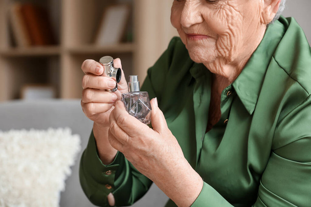Ηλικιωμένη γυναίκα με άρωμα στο σπίτι, κοντινό πλάνο - Φωτογραφία, εικόνα