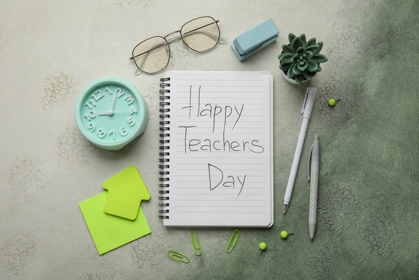 Notebooky s textem HAPPY TEACHERS DAY, budíky a různé šablony na pozadí grunge green gradient - Fotografie, Obrázek