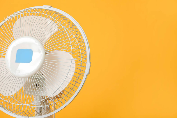 Сучасний електричний вентилятор на помаранчевому фоні - Фото, зображення