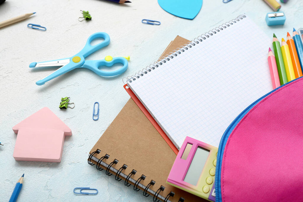 Hátizsák üres notebook és különböző írószerek színes háttér - Fotó, kép